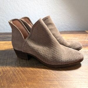 Lucky Brand Baley Ankle Boot V Cut Suede Leather Block Heel sz 7.5